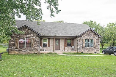 203 Fairlane Dr, Shelbyville, TN 37160 - photo 2