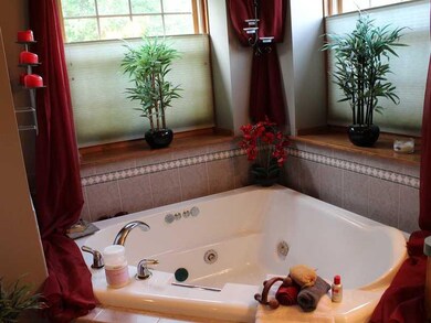 Master Bath/Spa. Unwind in This Garden Tub off Fro