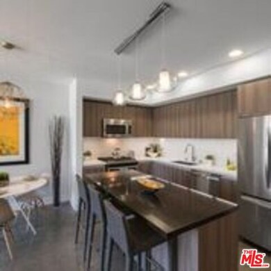 Kitchen w/Rolling Island
