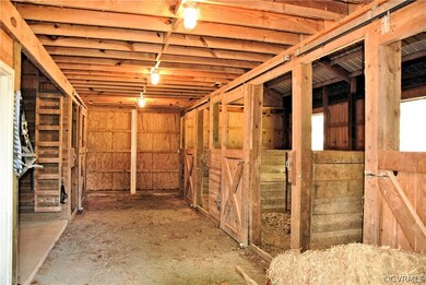 4 stall center aisle stable