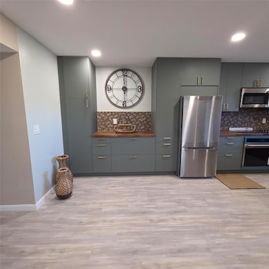 Large DINING ROOM, a cooks dream!