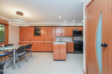 (6) KITCHEN