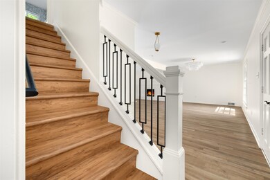 Stairway with ornamental molding and hardwood / wo