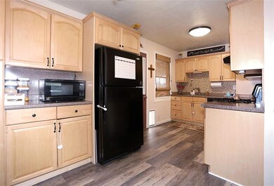 Bright, pretty kitchen with great layout to prepar