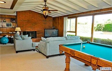 Very klarge family room w/ pool table