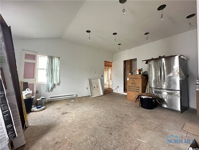 Kitchen - Eat-In