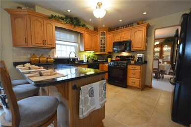 Kitchen with breakfast bar