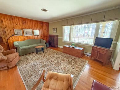 Living area with visible vents, ornamental molding