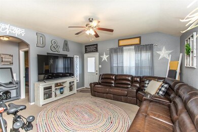 215 Candlewood Cir, Gainesville, TX 76240 - photo 2