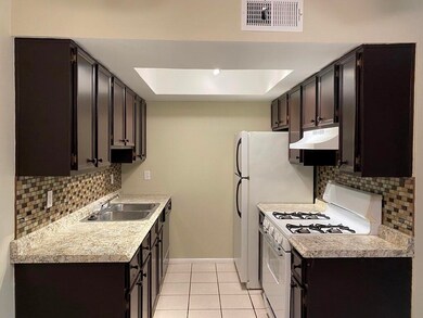 10640 Cuatro Vistas Dr unit B, El Paso, TX 79935 - photo 6