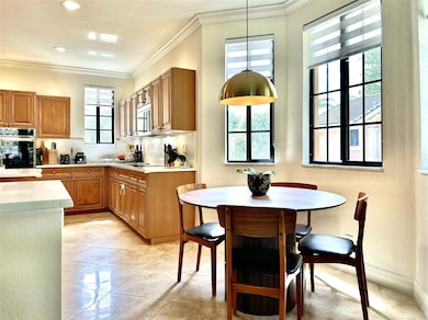 Cozy and bright breakfast area