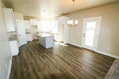 LARGE DINING ROOM WITH ISLAND BAR