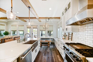 Spacious Kitchen Viking Appliances