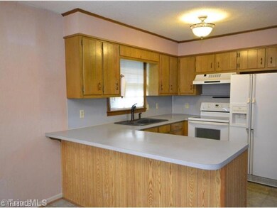 5501 Lancer Dr, High Point, NC 27263 - photo 3