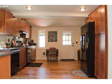 705 E 12th St, the Dalles, OR 97058 - photo 4