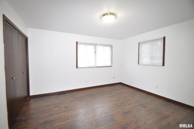 213 W 65th St, Davenport, IA 52806 - photo 6