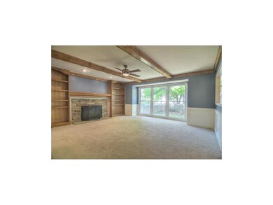 Large family rm w/fireplace & built-ins