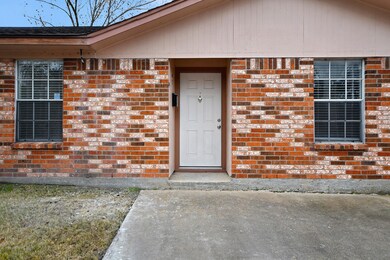 625 E Coombs St unit B, Alvin, TX 77511 - photo 3