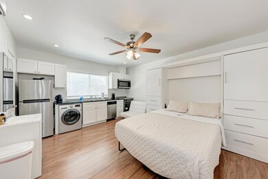 Bedroom with washer / clothes dryer, freestanding