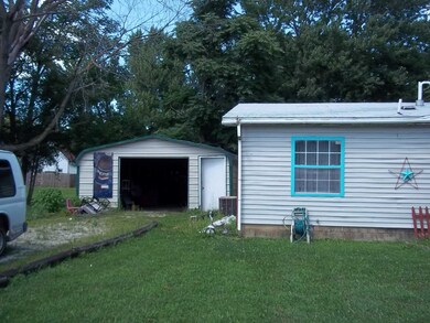 822 N Jackson St, Andrews, IN 46702 - photo 4