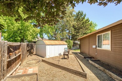 254 Summer Glen Ct, Central Point, OR 97502 - photo 3