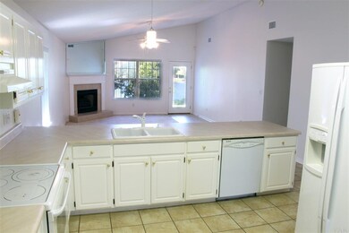 Huge Spaciaous Kitchen!