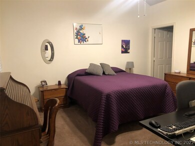 Nice size master!   Can accommodate large furnitur