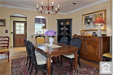 LIGHT AND BRIGHT DINING ROOM