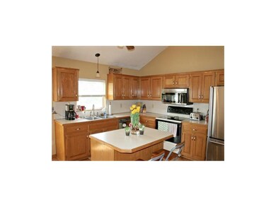 Large Kitchen * Vaulted Ceilings