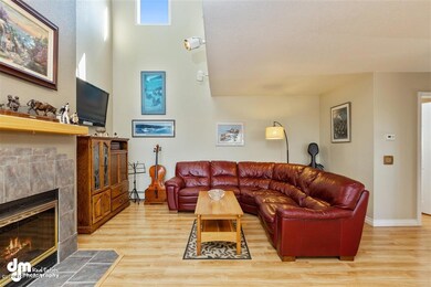 03-Living Room-ELKO8013