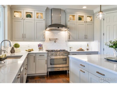 Gas Range/Stainless Steel appliances