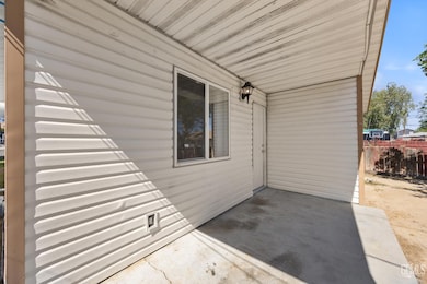 132 E Center St, Taft, CA 93268 - photo 4