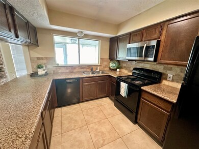 244 E Castle Harbour Dr, Friendswood, TX 77546 - photo 4