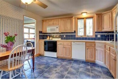 33 Lois Ln, Billerica, MA 01821 - photo 4