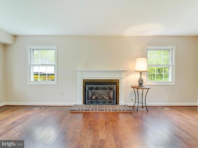 4514 Mill Point Ct, Fairfax, VA 22033 - photo 4