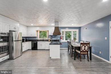 8304 Mariner Ct, Gaithersburg, MD 20882 - photo 3