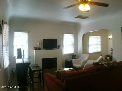 020-LIVING ROOM B