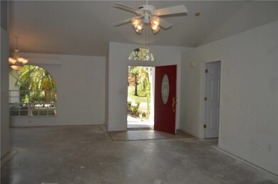 LARGE LIVING ROOM/DINING RM AREA!