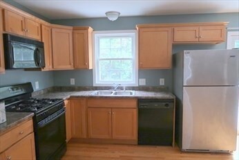 43A Pratt St Right Side unit 43A, Taunton, MA 02780 - photo 2