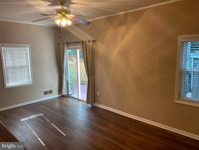 9826 Oakdale Woods Ct, Vienna, VA 22181 - photo 7