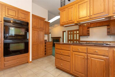 2213 W 8th St, Cedar Falls, IA 50613 - photo 5