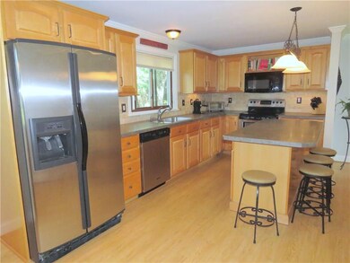 EAT-IN KITCHEN with Breakfast Bar Island, Quality 