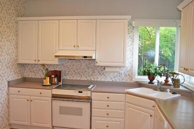 2474 Meadow Creek Dr, Medford, OR 97504 - photo 7