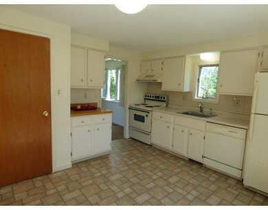8 Coach Ln, Amherst, MA 01002 - photo 3