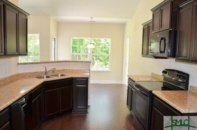 Kitchen w/ breakfast bar