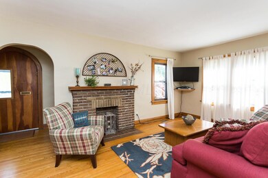 223 E Beaumont LR2