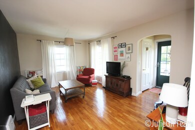 02 Living room entry