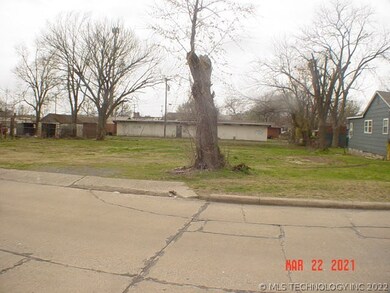 106 N Orphan St, Pryor, OK 74361 - photo 2