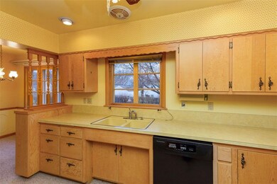 Large counter area to use for preparing meals for 