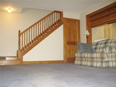 Living Room/Solid Oak Stair Case